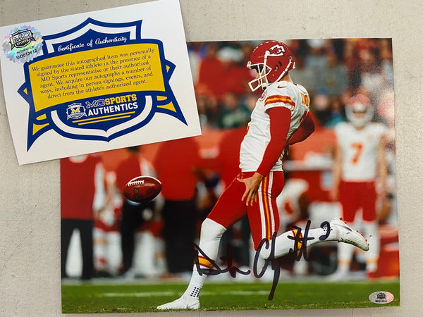 Kansas City Chiefs DUSTIN COLQUITT Signed WHITE UNIFORM 8x10 Photo - COA